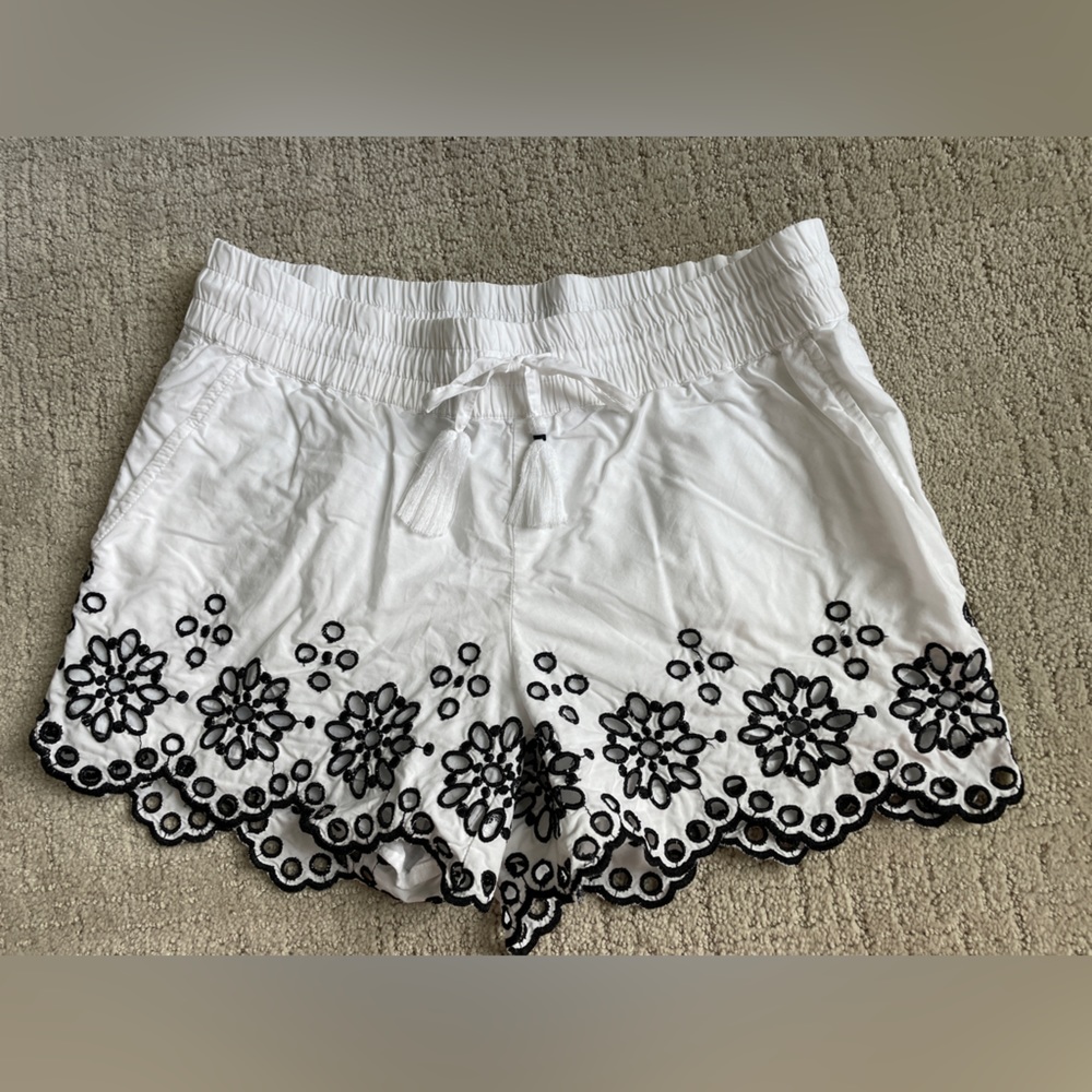Vineyard Vines pull on eyelet shorts